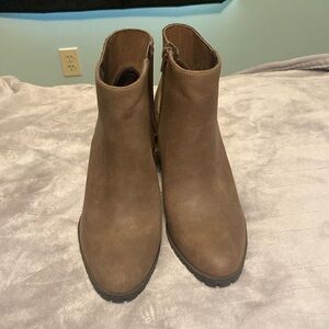 Kelly and katie yona chelsea boot size 8.5